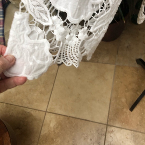 Beautiful Chico’s white tunic top with lovely embroidery  front & back. Size 1 - Picture 6 of 8